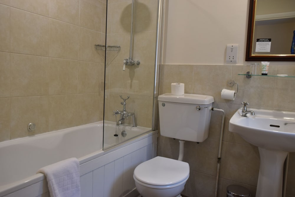 Noel Arms Hotel 45/49