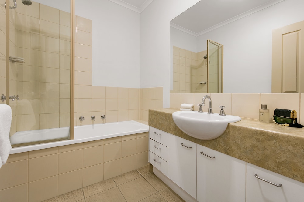 2 Bedrooms, Apartment, Queen and Twin Beds, QUEST BENDIGO 2/2