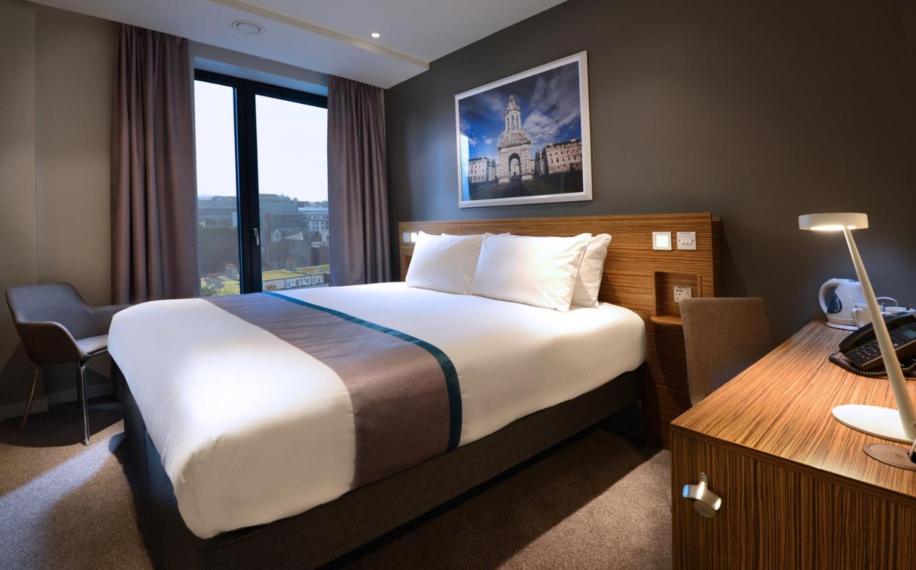 ROOM, DOUBLE BED