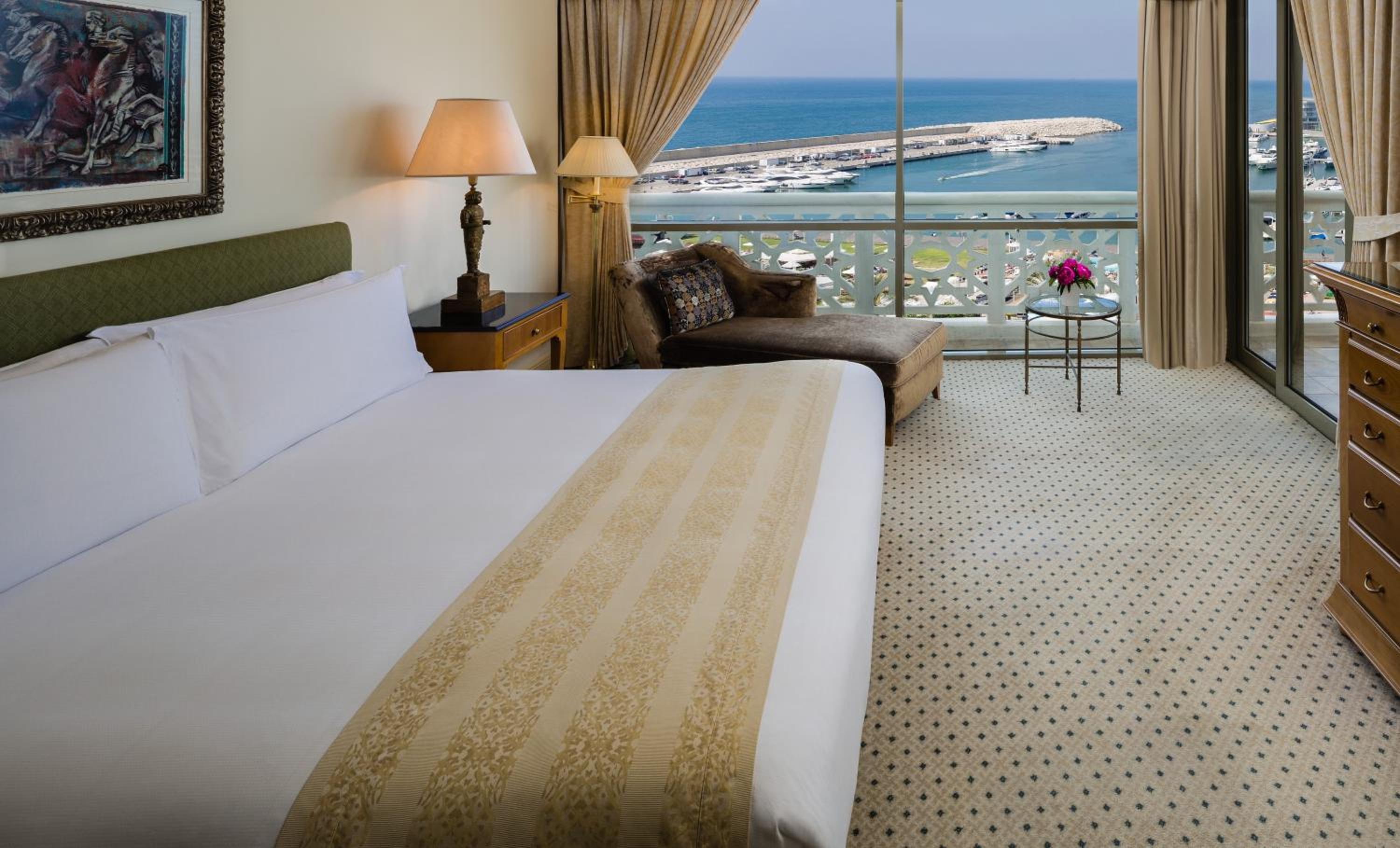 Ambassador, Suite, King Bed, with View، Intercontinental Phoenicia Beirut 3/6