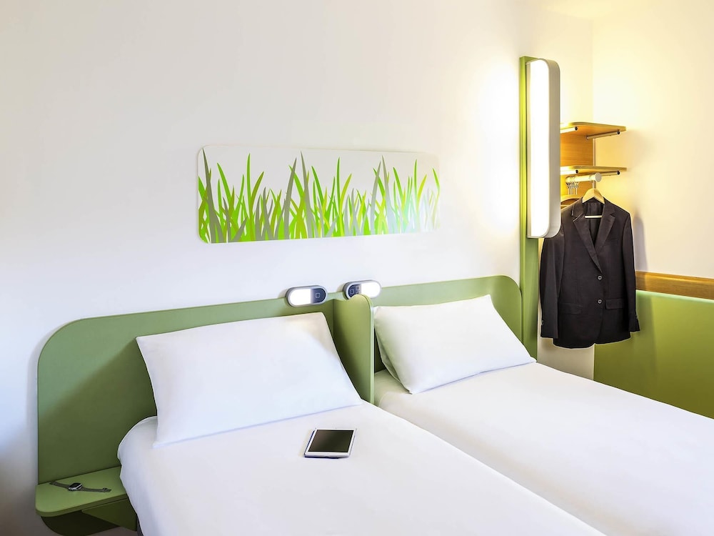 ROOM, TWIN BEDS