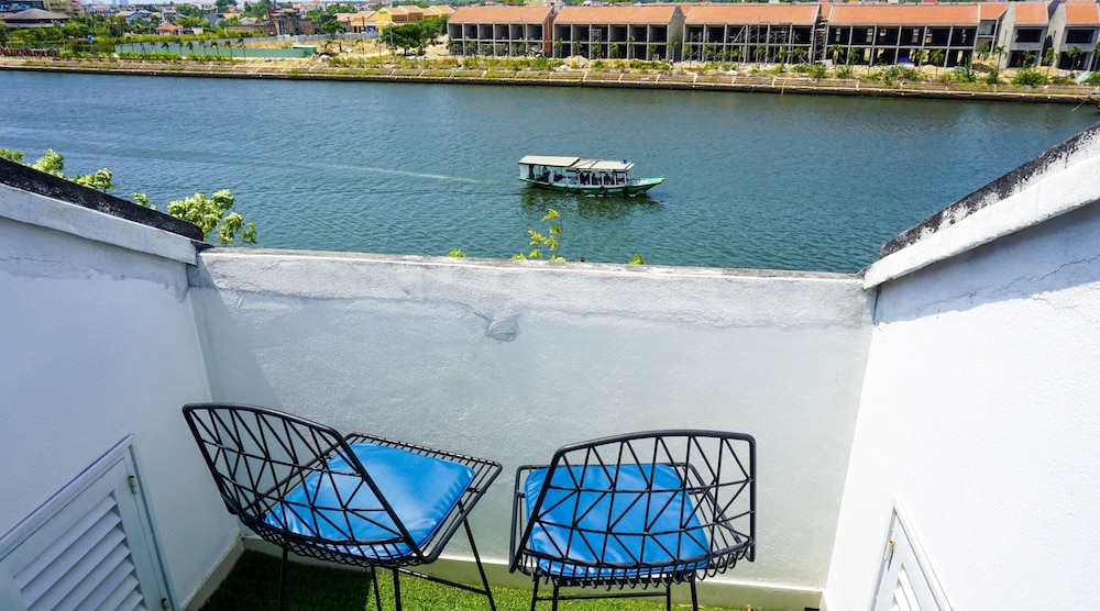 Riverside White House Villa 4/50