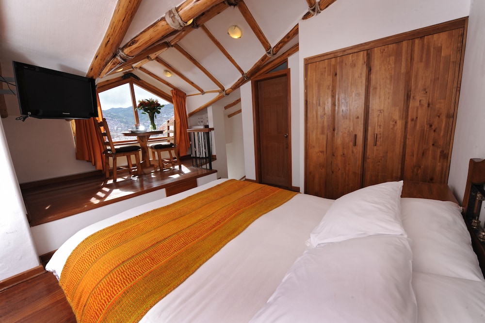 JUNIOR SUITE, QUEEN BED