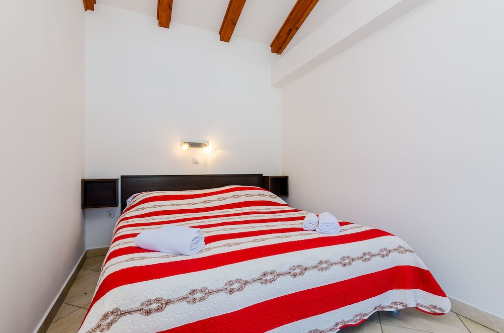 ORKA APARTMENTS 10/75