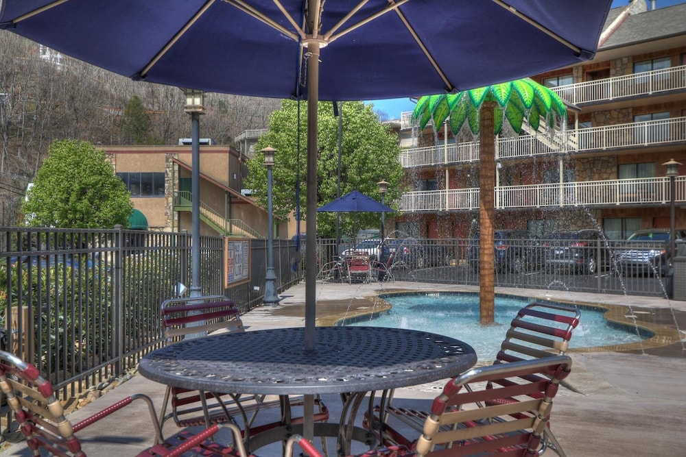 Crossroads Inn & Suites 53/68