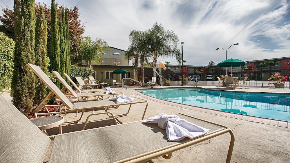 Days Inn & Suites by Wyndham Lodi 16/36