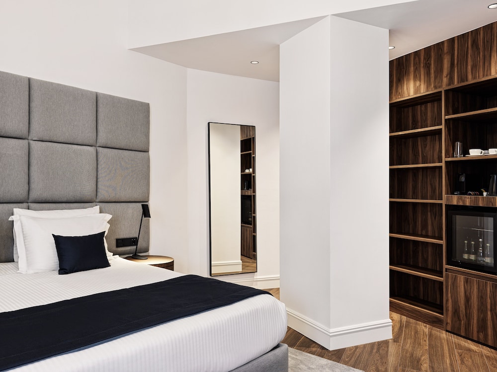 EXECUTIVE, SUITE