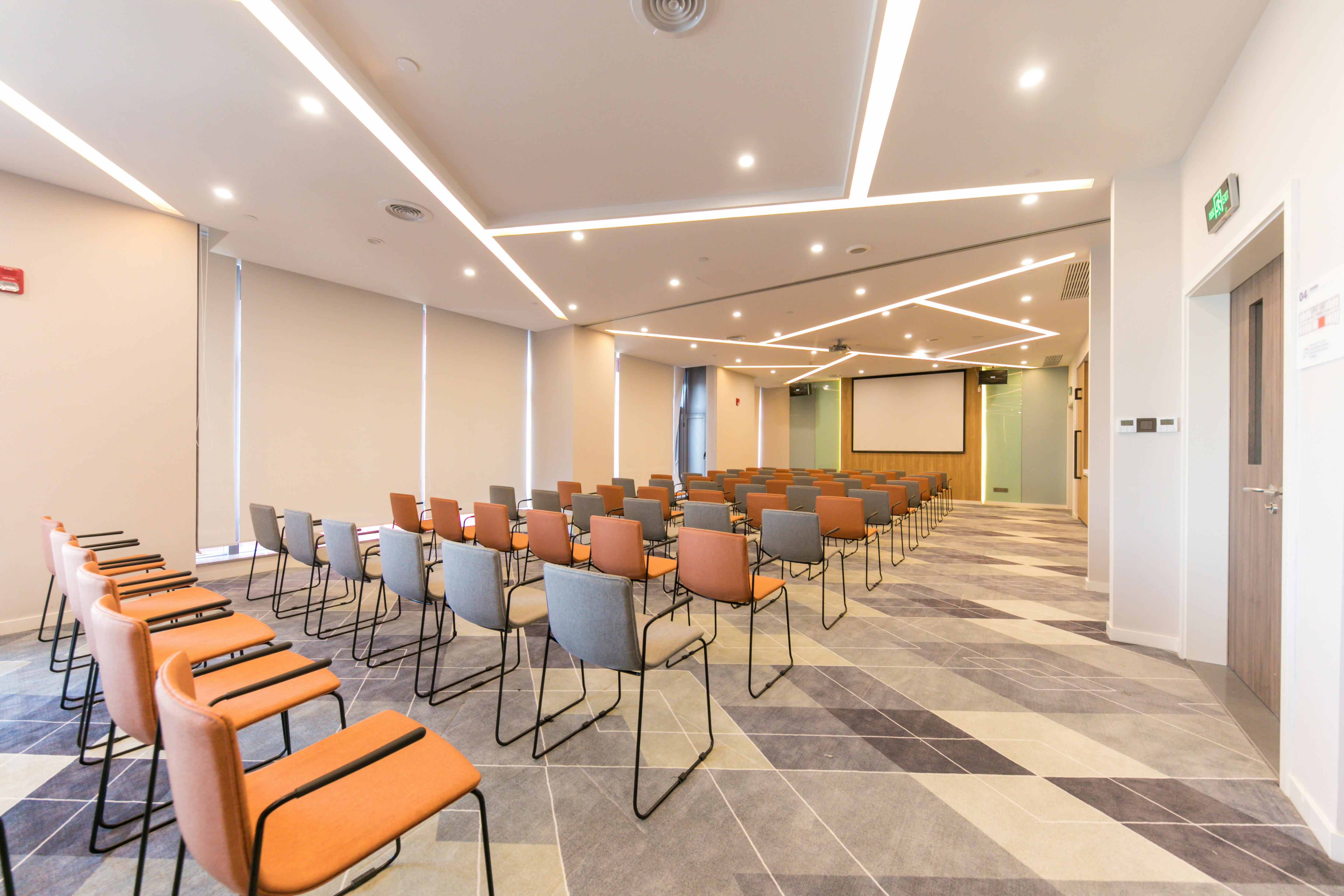 Holiday Inn Express Shanghai Tangzhen 60/63