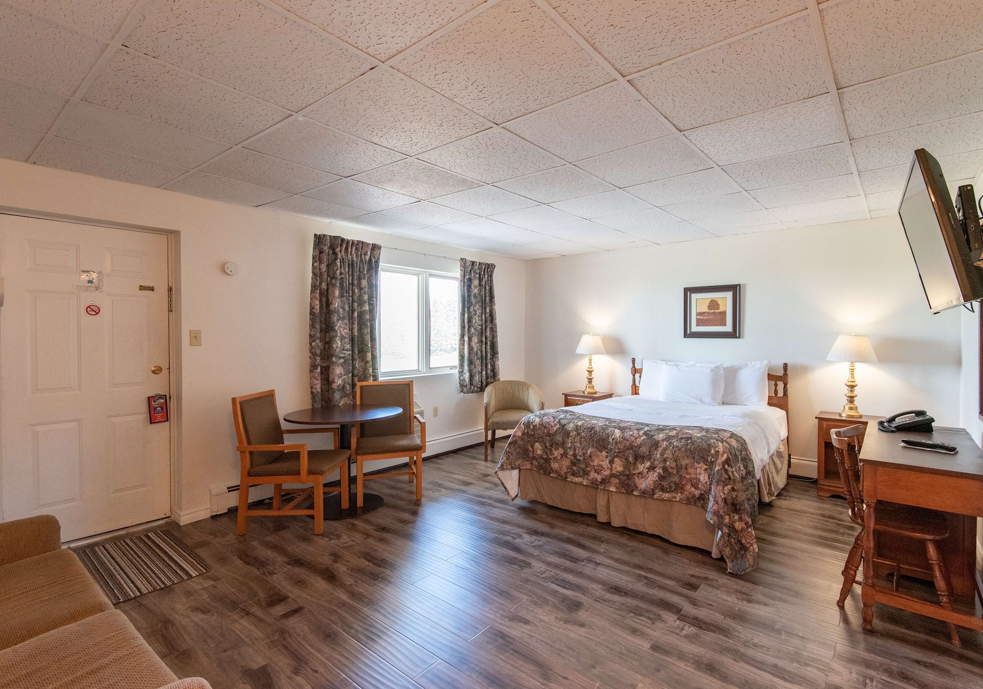 Suite, 2 Queen Beds, Kitchenette, Main Floor