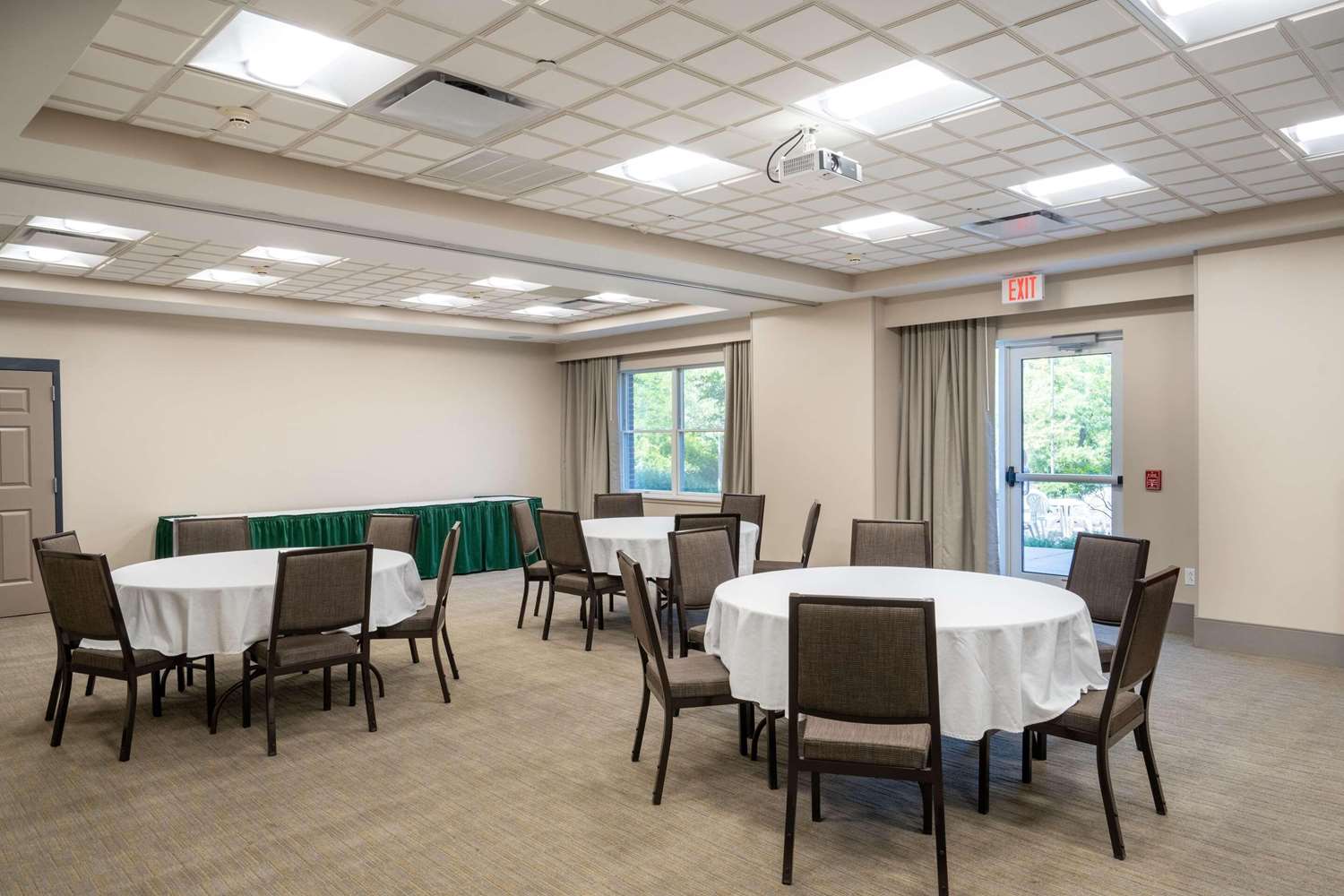 Country Inn and Suites by Radisson State College (Penn State Area), PA 24/28