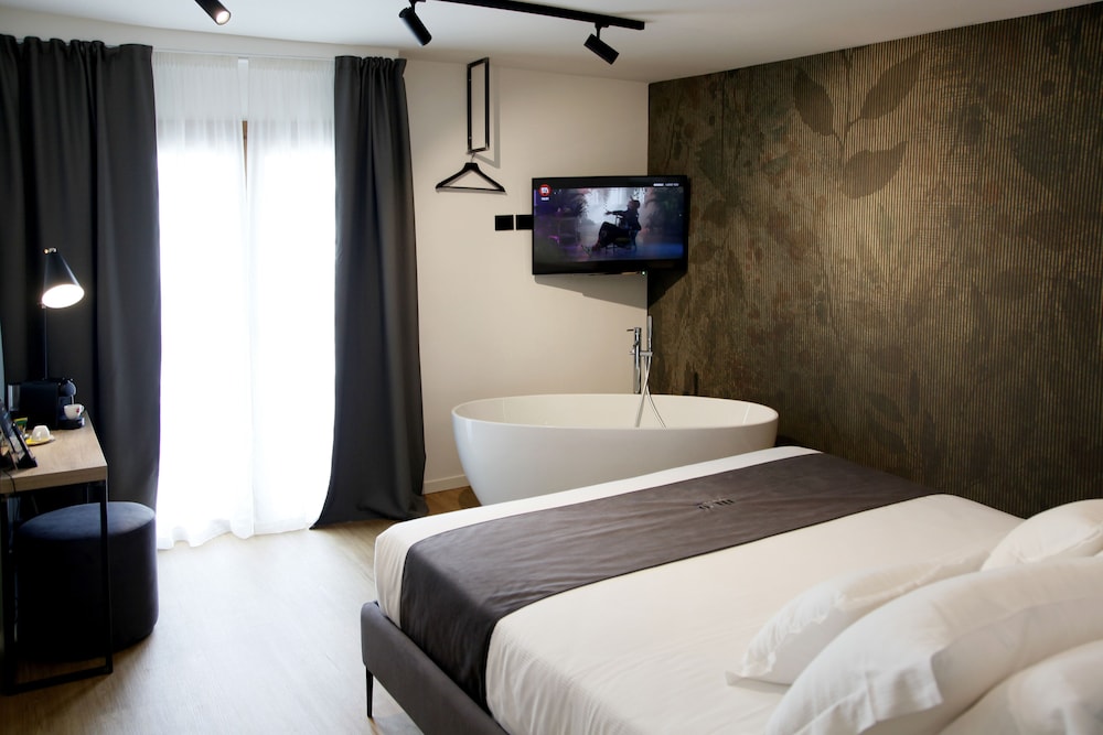 JUNIOR SUITE, QUEEN BED, BATHTUB
