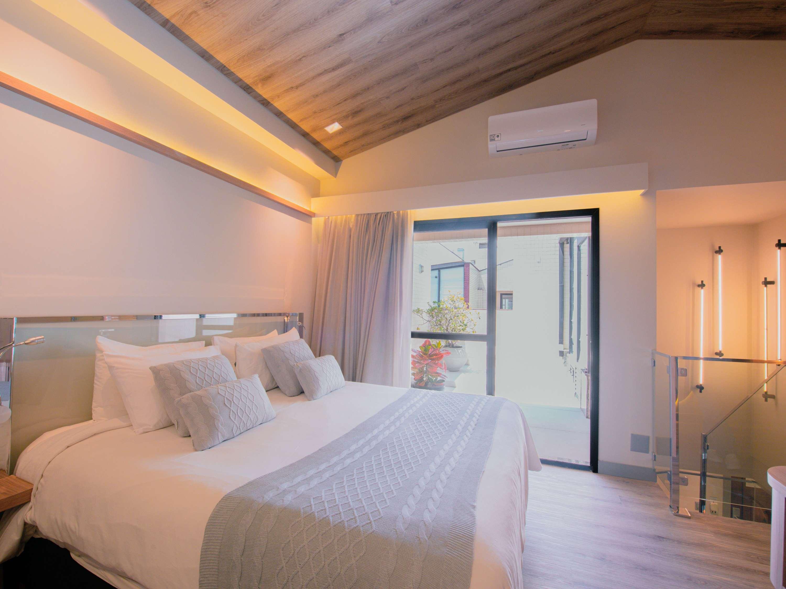 DUPLEX, EXECUTIVE, SUITE, QUEEN BED