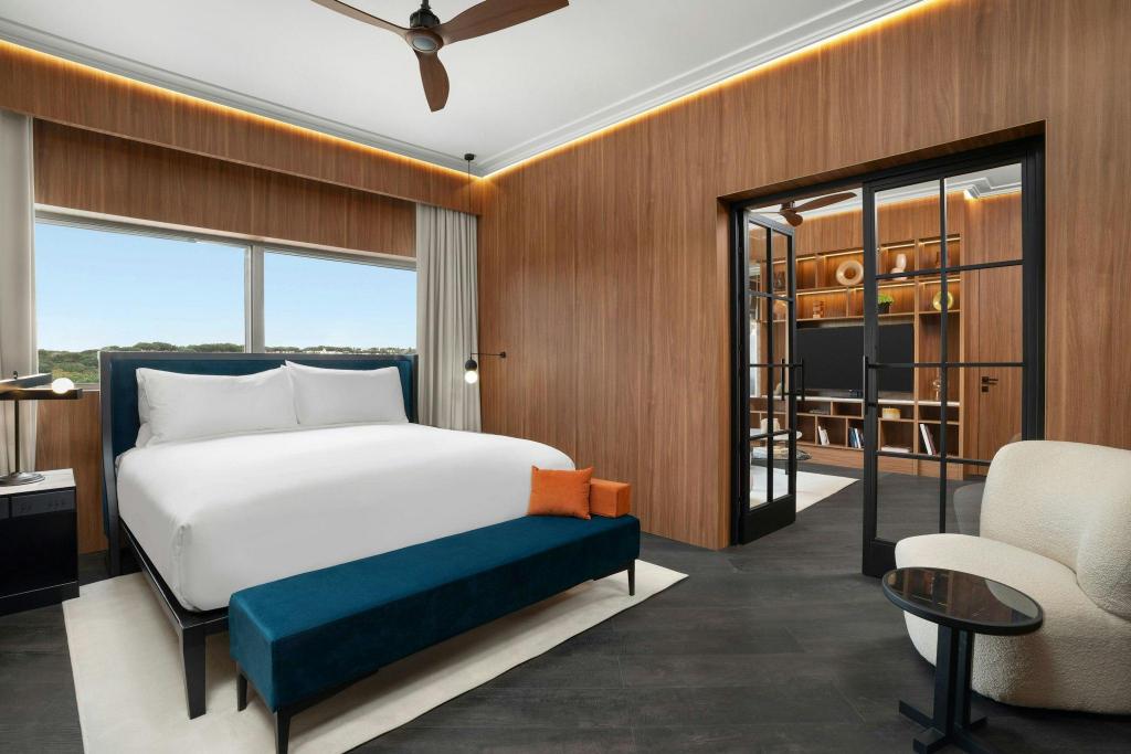 Pop, Junior Suite, King Bed, Sofa