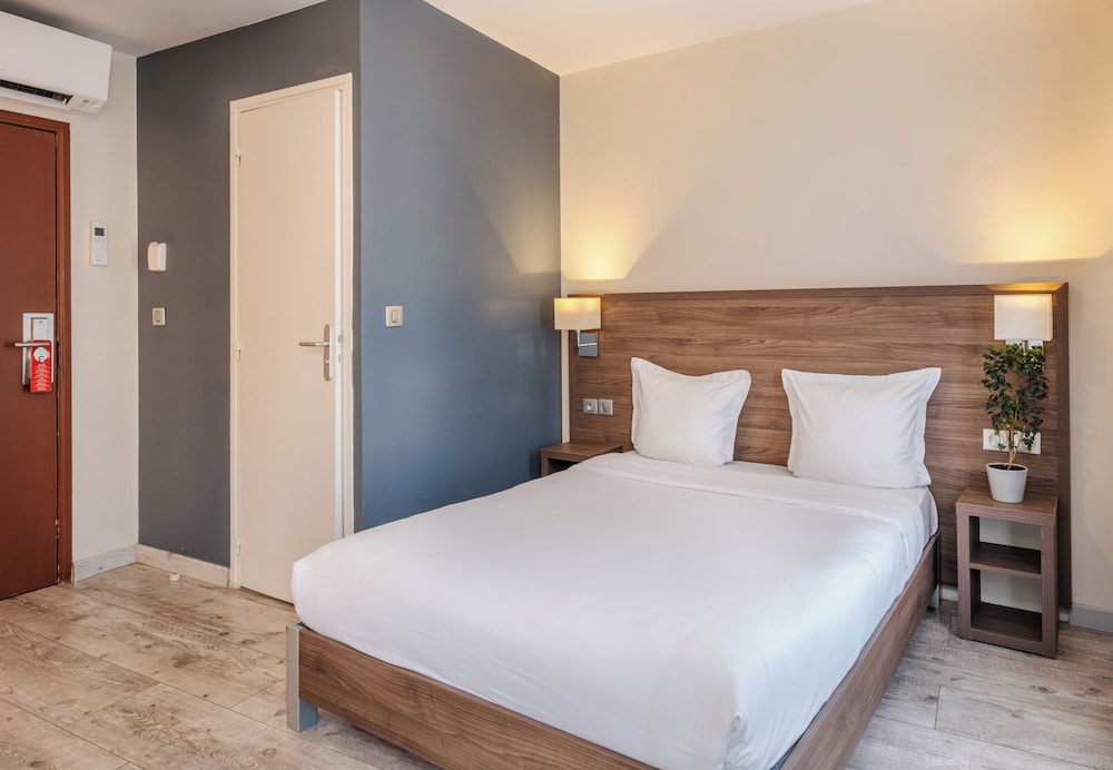 ROOM, TRIPLE, STREET VIEW