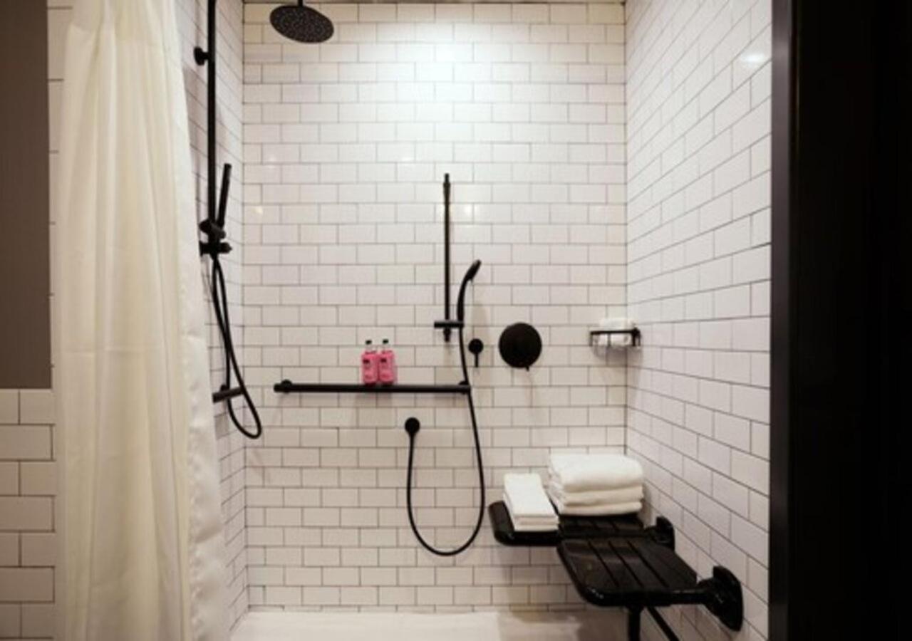 Room, Queen Bed, Street View, Accessible، Moxy Richmond Downtown 3/3