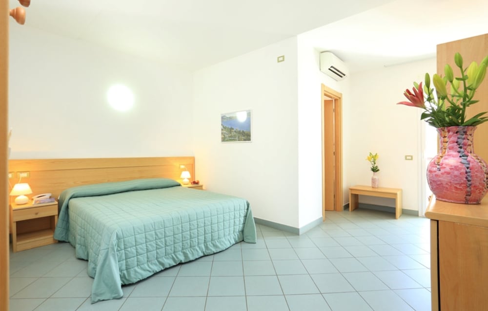 ROOM, TRIPLE, BALCONY