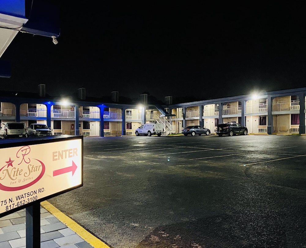 R Nite Star Inn & Suite 60/65