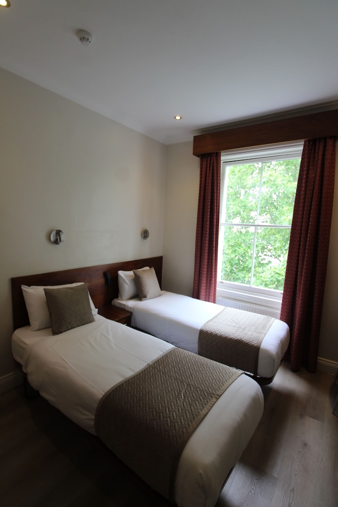 ROOM, TWIN BEDS