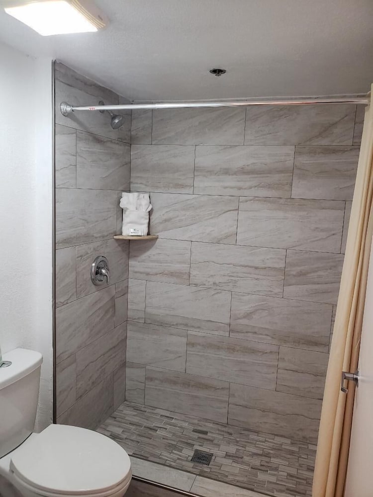 University Inn Fresno 23/48