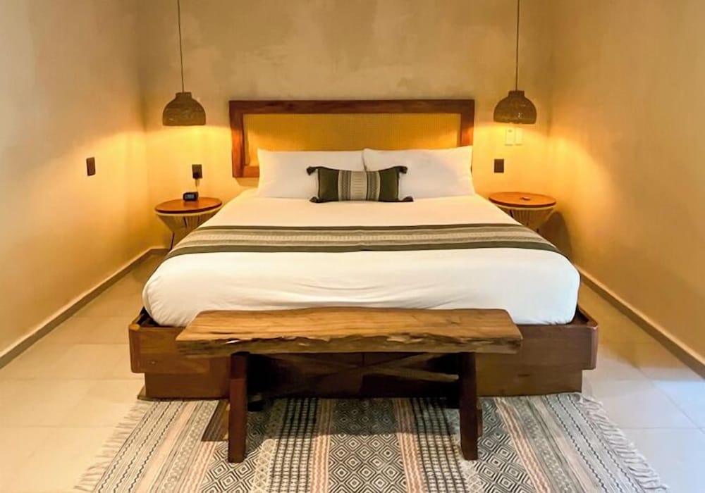 Standard, Queen Bed, Garden View