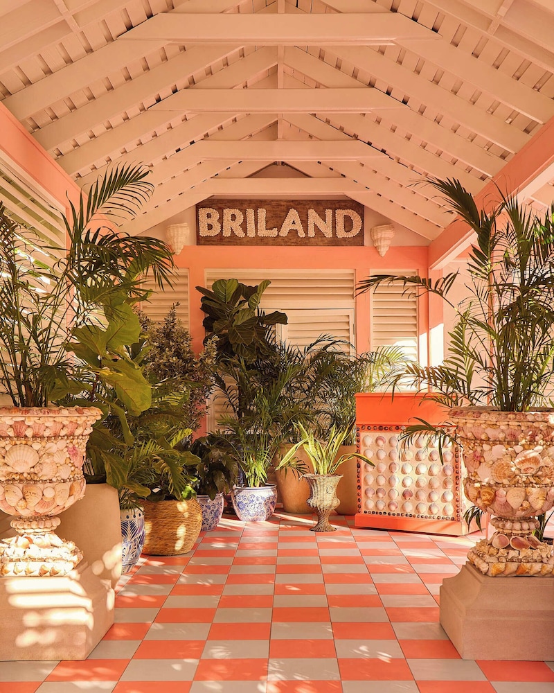 CORAL SANDS HOTEL 2/77