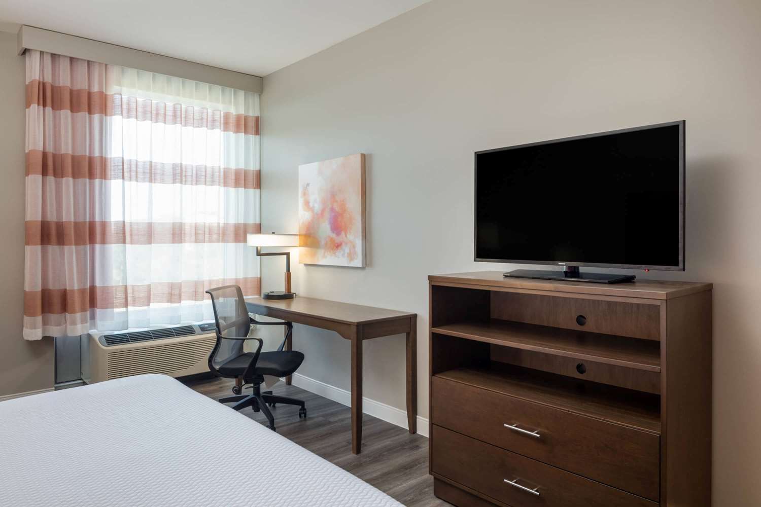 La Quinta Inn & Suites by Wyndham Greensboro Arpt High Point 45/52