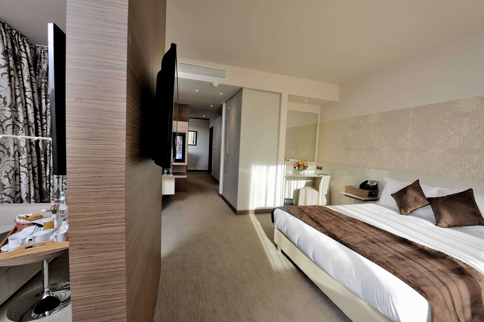 JUNIOR SUITE, KING BED, CITY VIEW
