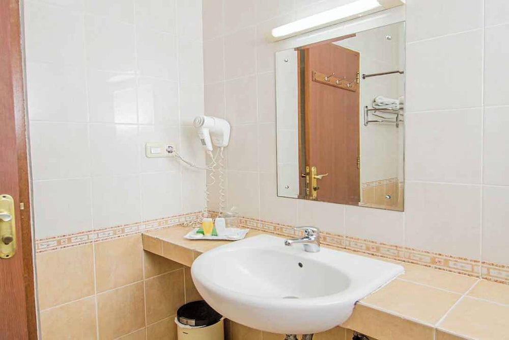 Ahadiat Hotel And Bungalow 49/50