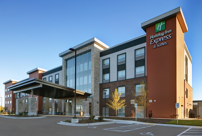 Holiday Inn Express & Suites Milwaukee - Brookfield 56/59