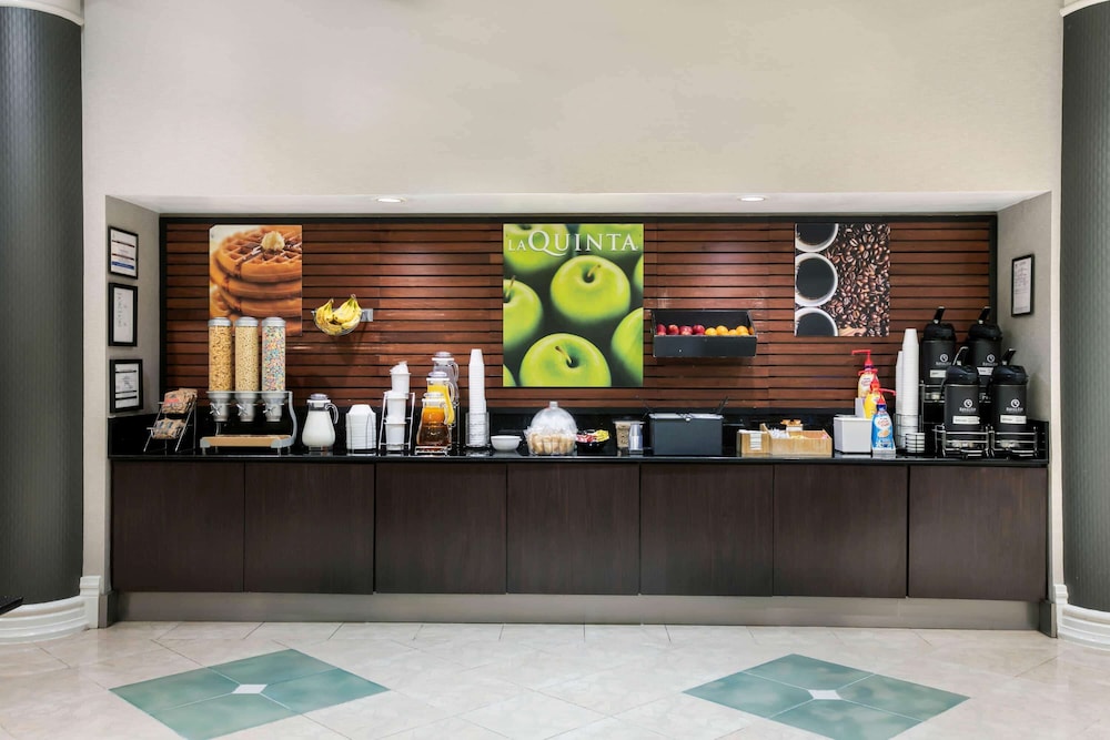 La Quinta Inn & Suites by Wyndham Dallas Arlington South 11/66