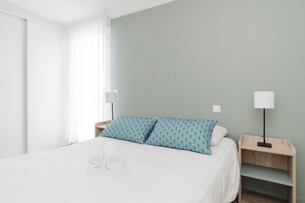 Upgrade, Efficiency, Queen Bed