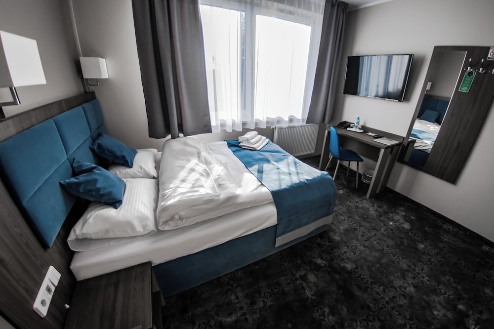 ROOM, DOUBLE BED