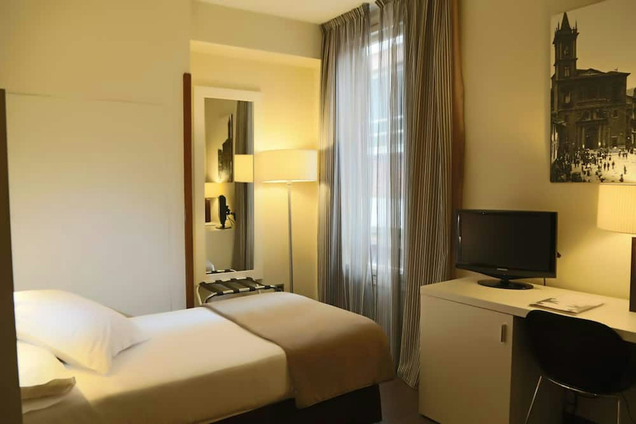 ROOM, SINGLE