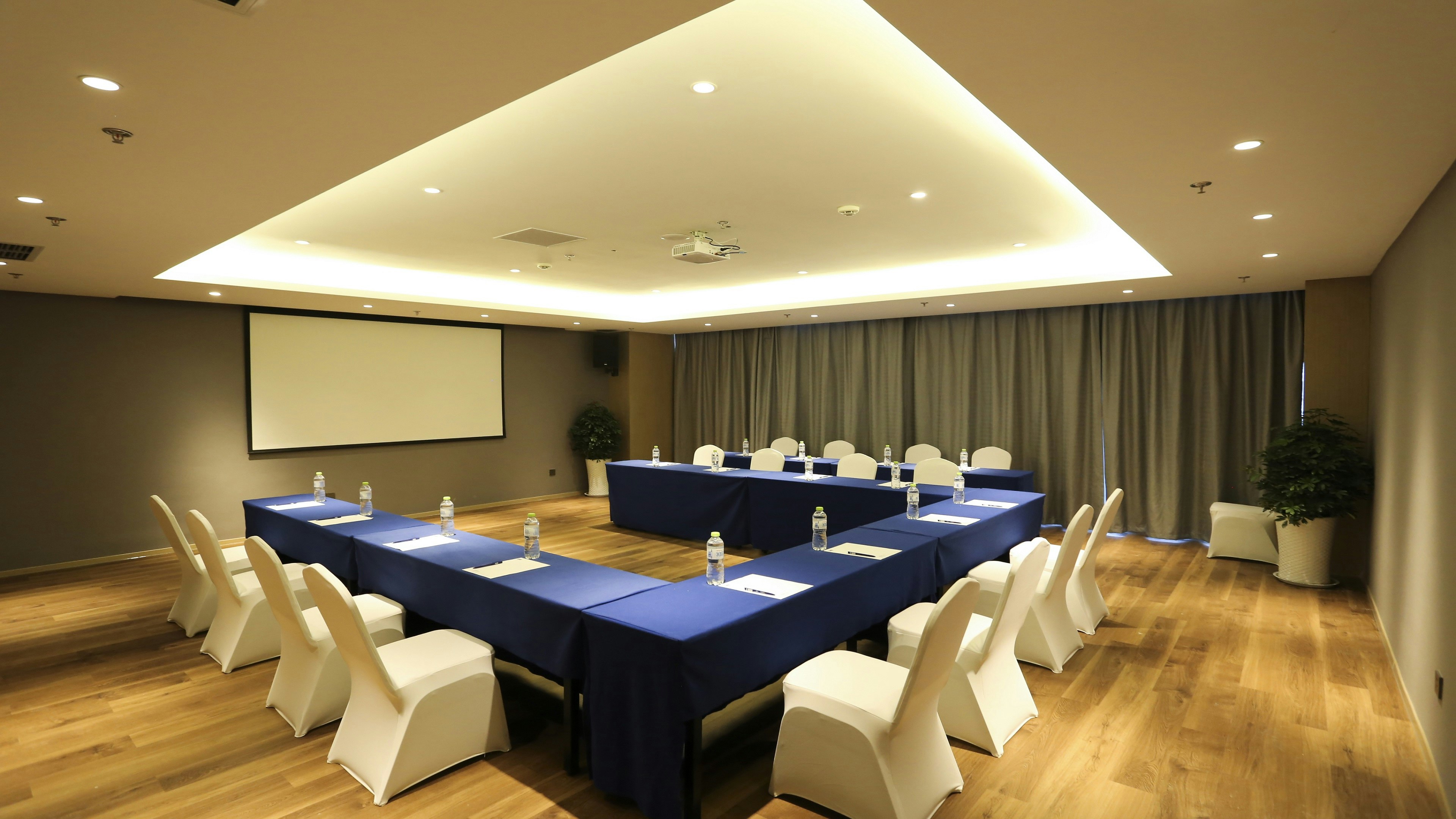 Holiday Inn Express LINYI RIVERSIDE 38/43