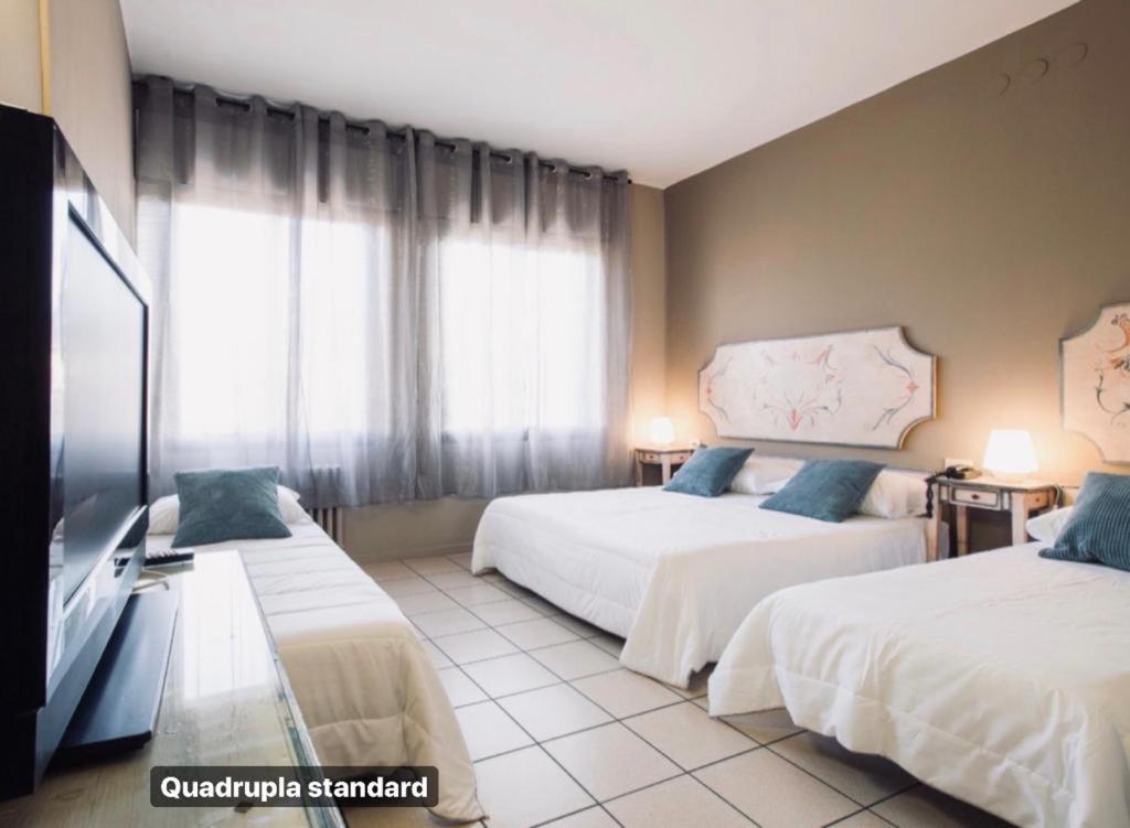 Room, Quadruple