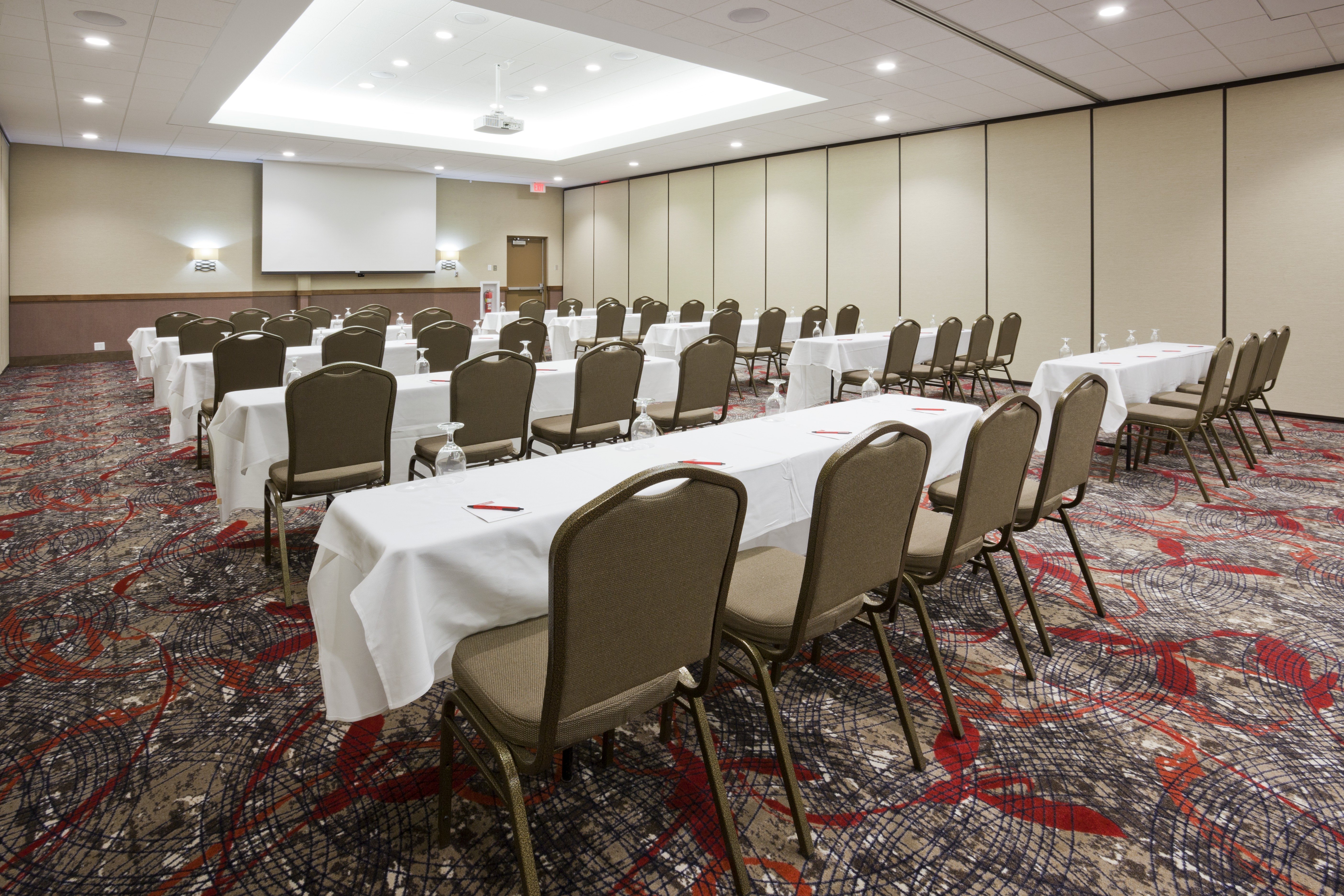 Holiday Inn Express Suites Willmar 44/50