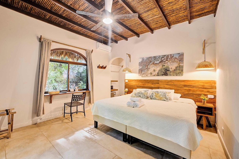 غرفة سوبيريور بسرير كينج بإطلالة على الحديقة، Cariblue Beach Jungle Resort 2/10