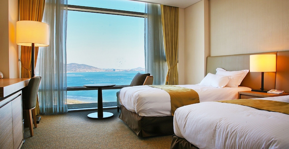 The Ocean Hotel 10/50