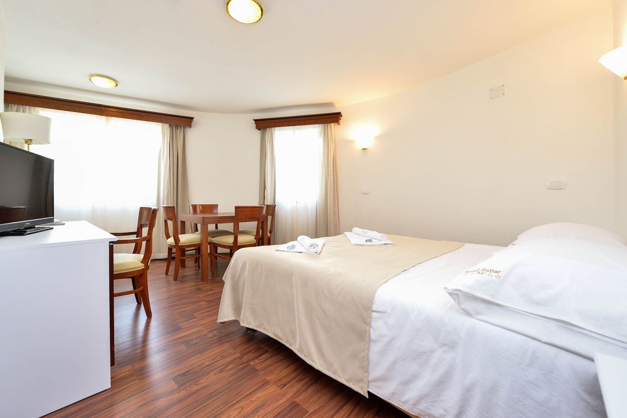 ROOM, SINGLE