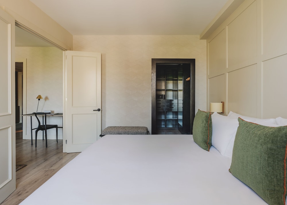 Gallery Hotel 25/75
