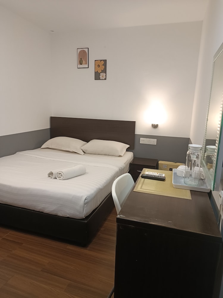 STANDARD, QUEEN BED
