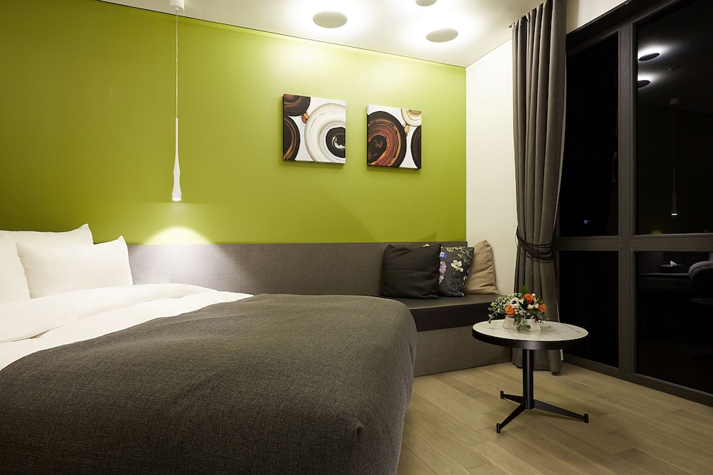 9 BRICK HOTEL 27/71