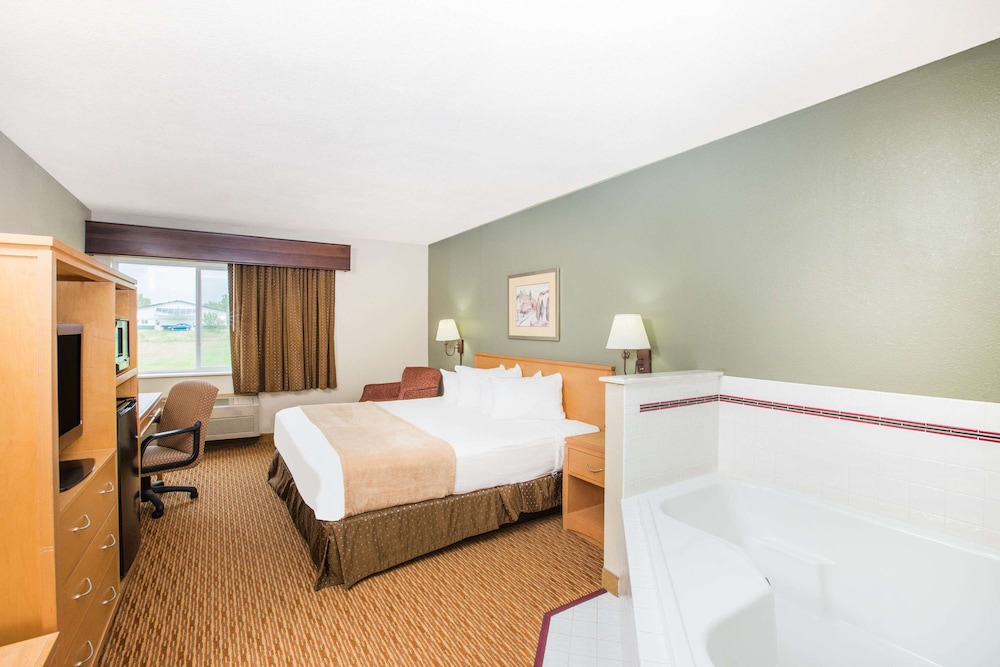 Ramada by Wyndham Spirit Lake/Okoboji 11/34