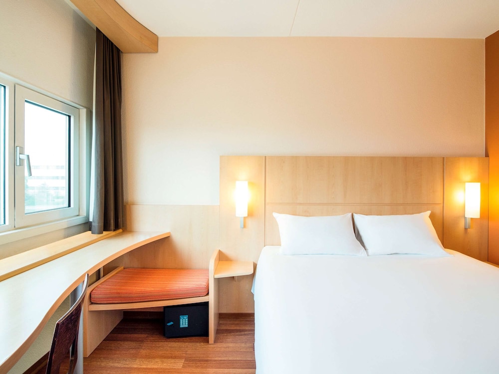 ROOM, DOUBLE BED