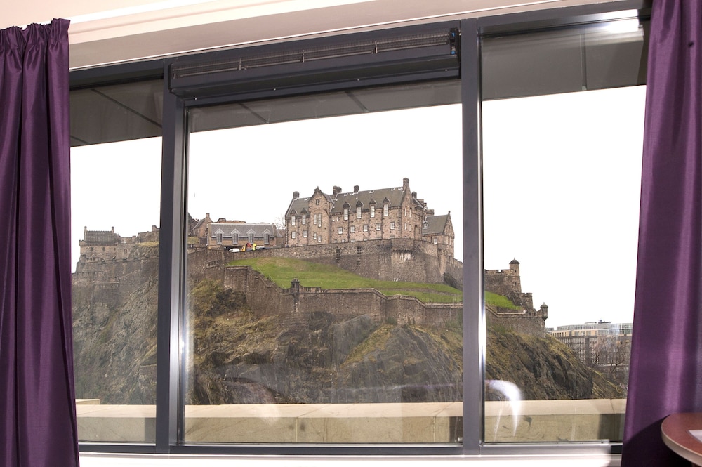 Premier Inn Edinburgh City Centre (Princess Street) 31/45