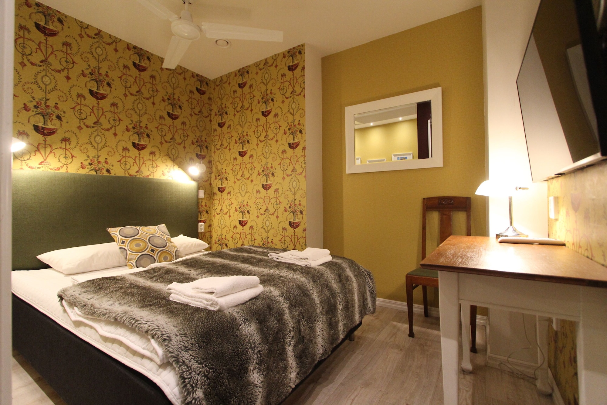 Room, Queen Bed, Shared Bathroom, No Window