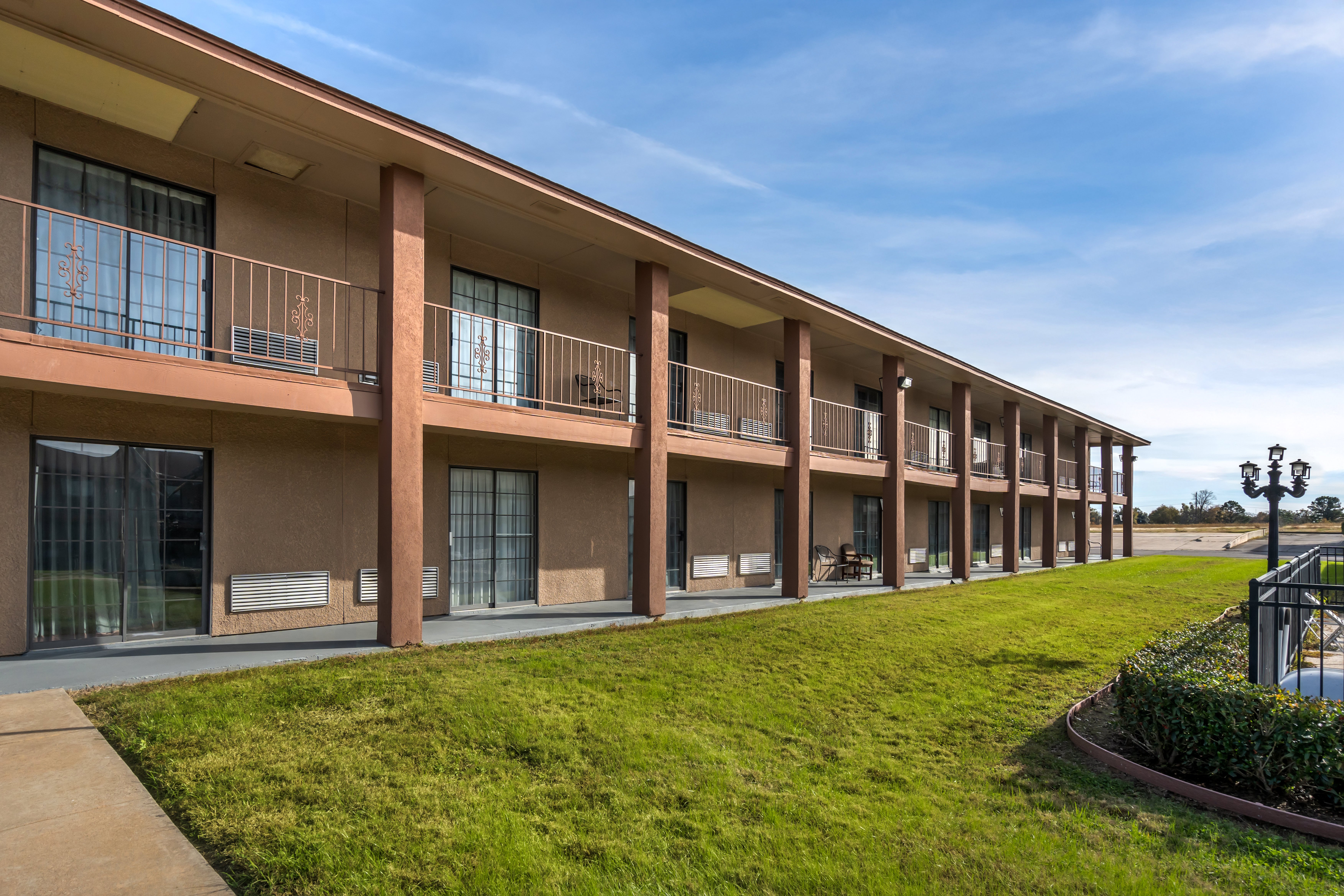 Red Roof Inn & Suites Sulphur Springs 3/26