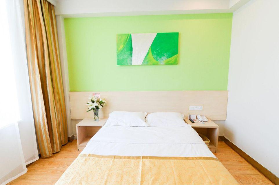 ROOM, DOUBLE BED