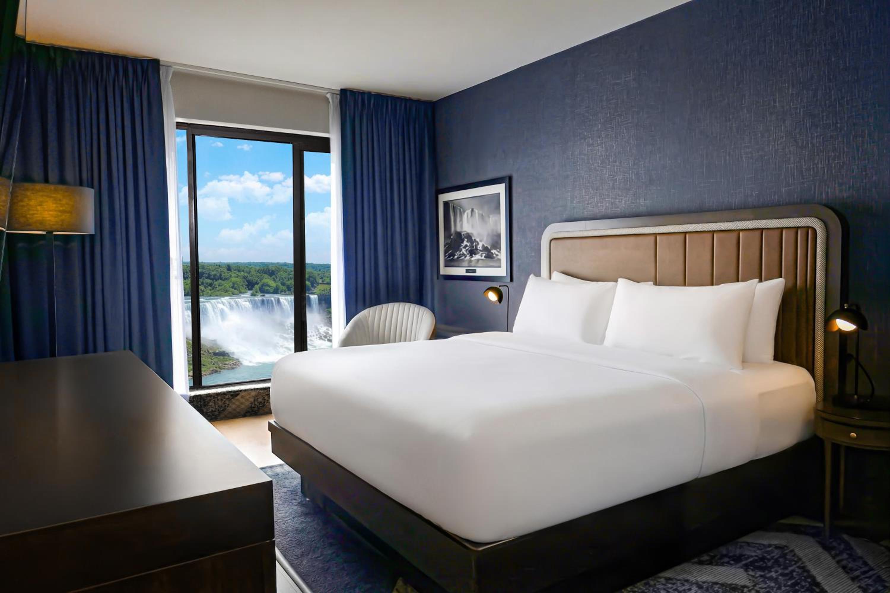 King Bed, Falls View