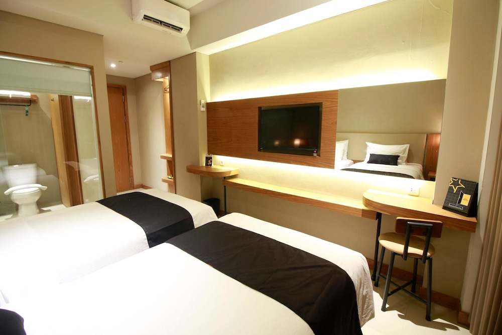 Yellow Star Ambarukmo Hotel 7/42